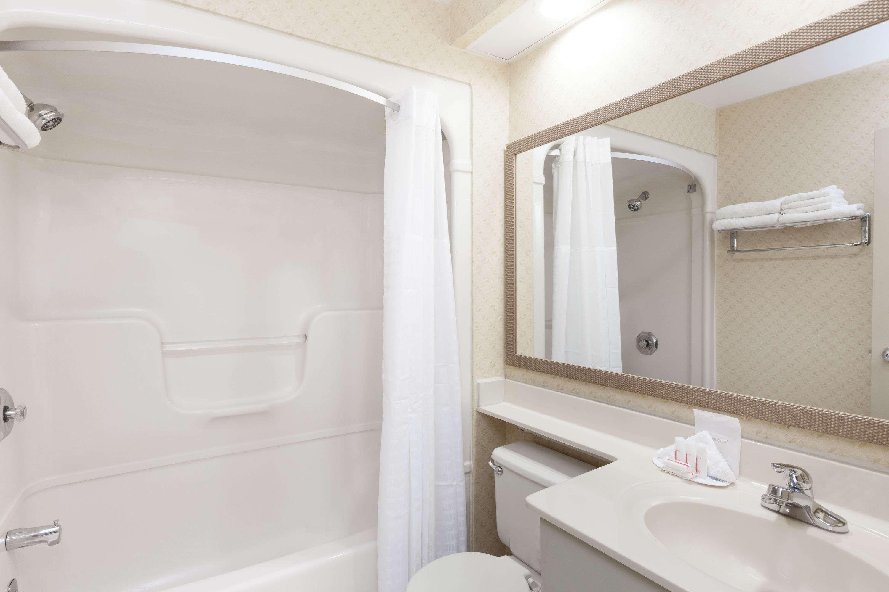 Days Inn By Wyndham Utica Ngoại thất bức ảnh