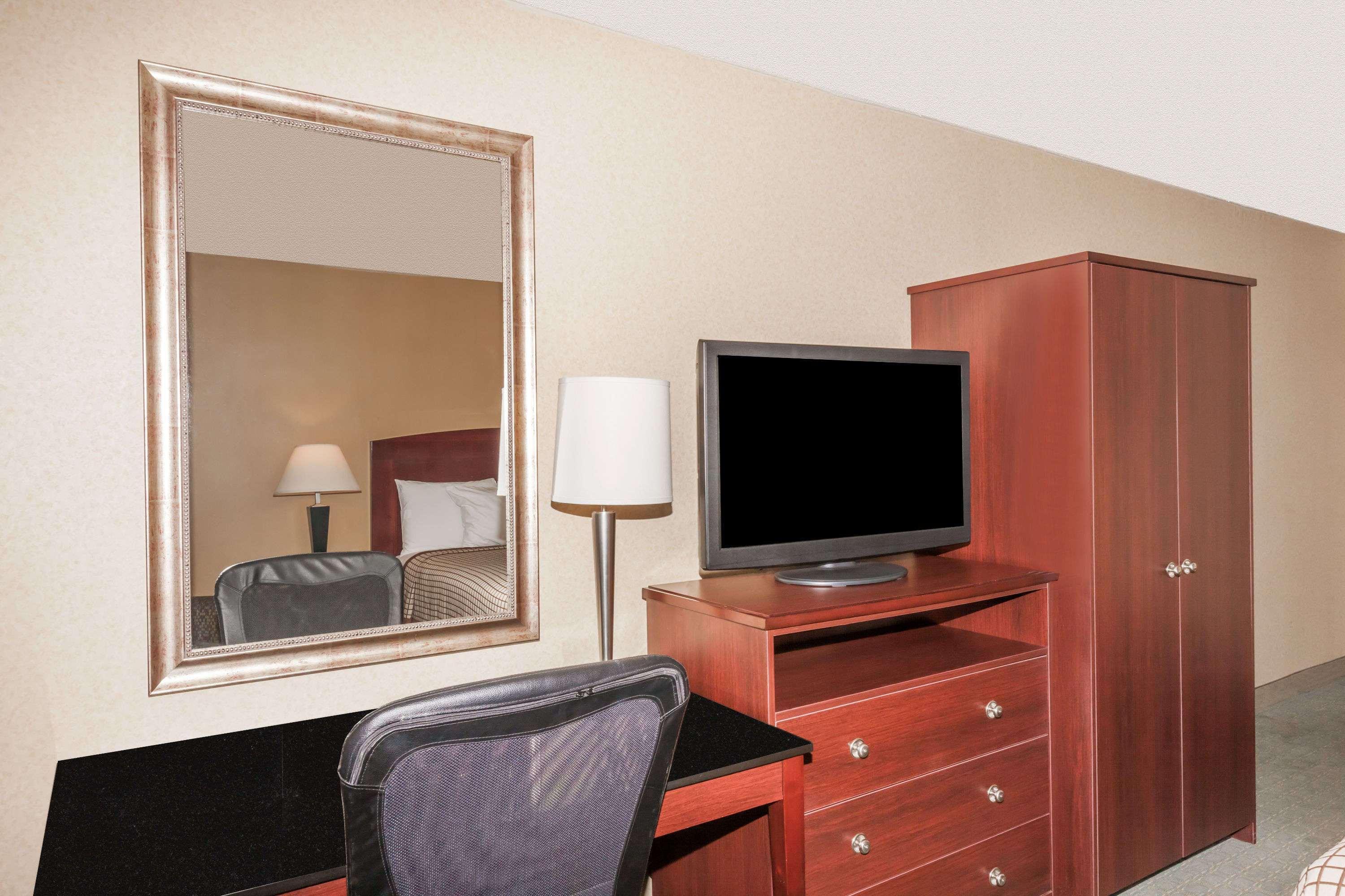 Days Inn By Wyndham Utica Ngoại thất bức ảnh