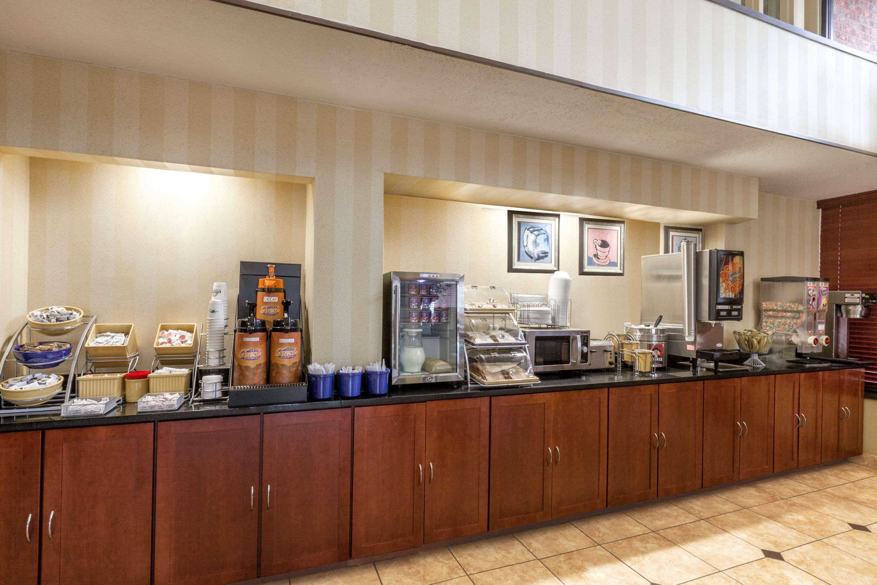 Days Inn By Wyndham Utica Ngoại thất bức ảnh