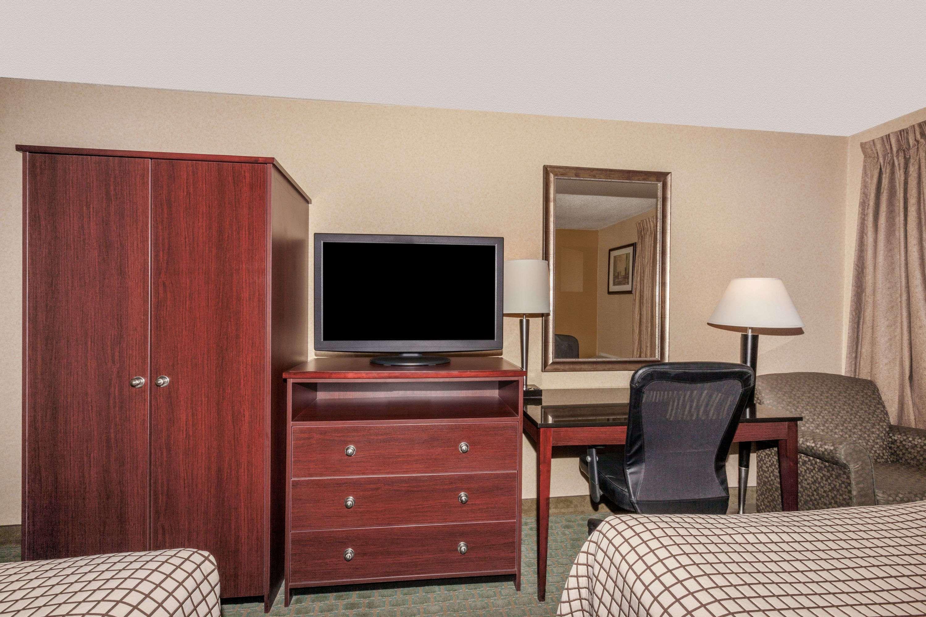 Days Inn By Wyndham Utica Ngoại thất bức ảnh