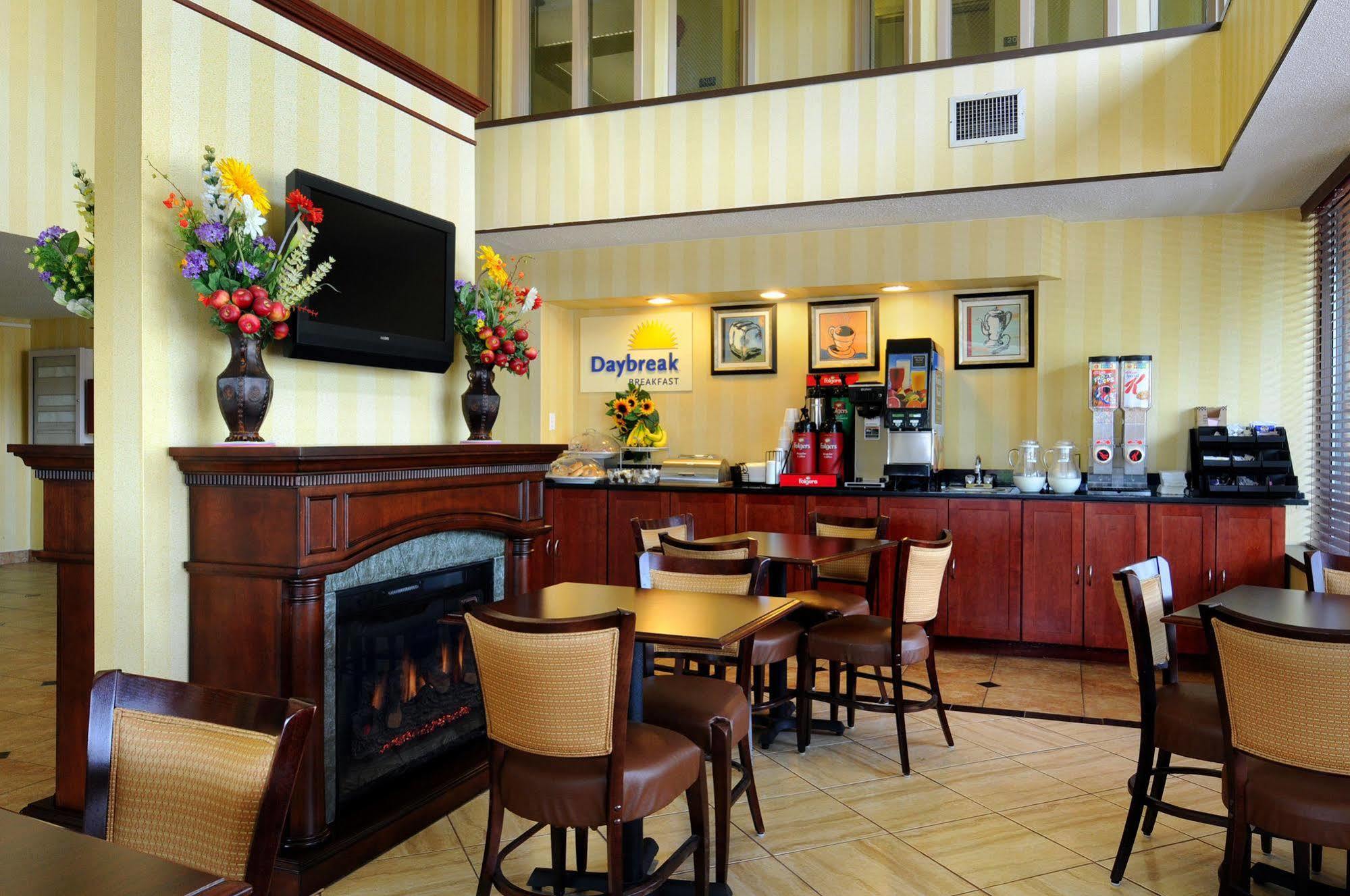 Days Inn By Wyndham Utica Ngoại thất bức ảnh