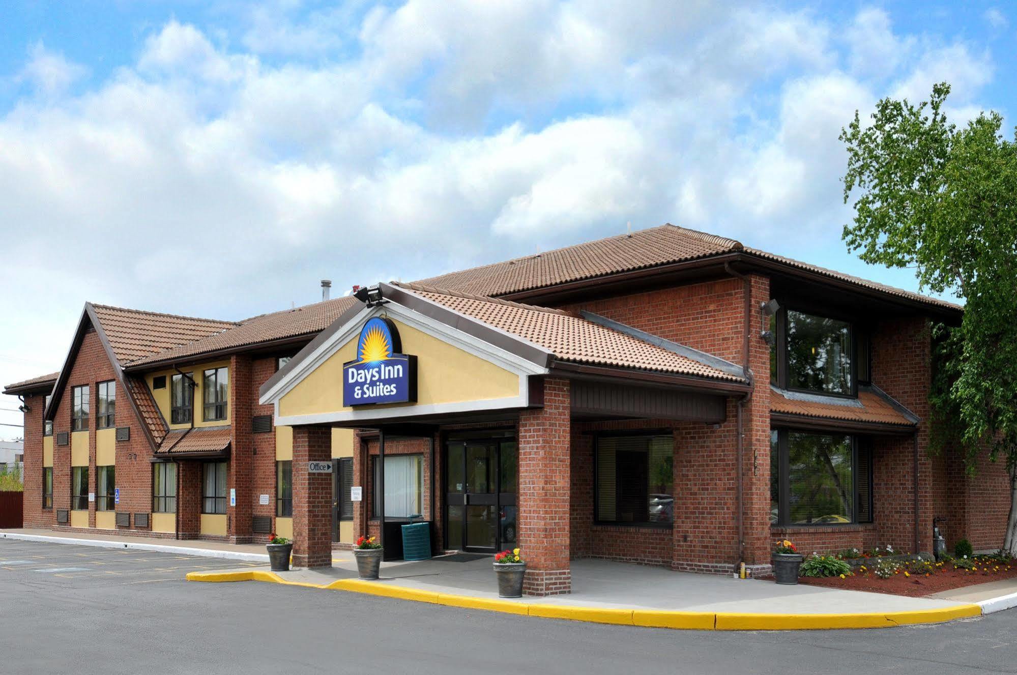 Days Inn By Wyndham Utica Ngoại thất bức ảnh